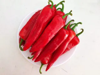 百搭风味辣椒酱,辣椒清洗干净