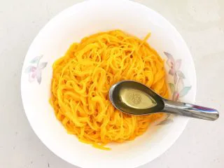 风味炒面 芽菜肉末炒玉米面,加入1勺葱油