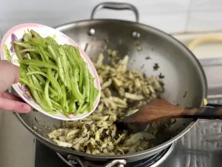 一番风味殿春蔬➕雪菜笋片炒肉丝,加入青椒丝翻炒断生