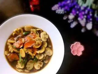 快手菜小炒口蘑,摆个美美的造型，再来一张，上桌，开动啦！