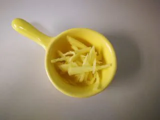 家常菜啤酒鸡翅,在准备点姜丝，等会用。