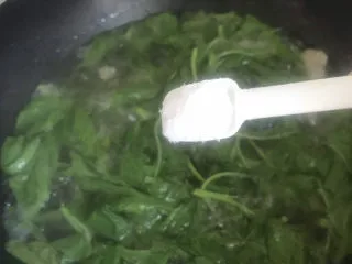 粉鸡汤(阜阳特色小吃),加入适量盐