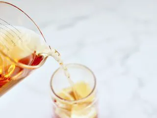 蔓越莓草莓花茶饮,这个时候倒入放凉的碧螺春花茶水。