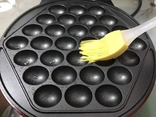 风靡街头的小吃——原味鸡蛋仔,鸡蛋仔模具加热后刷薄薄一层油