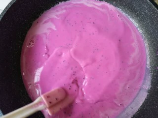 火龙果椰蓉奶冻,开小火加热,并不断用硅胶刀搅拌。