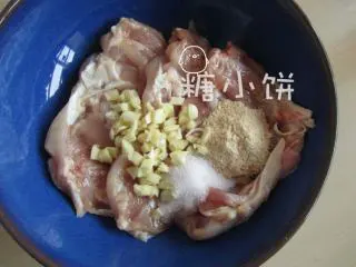 盐焗风味烤去骨鸡腿排,蒜切丁，加沙姜粉1/2汤匙，盐2/3茶匙，糖一小撮，现磨粗粒黑胡椒一小撮，花雕酒1/2汤匙
