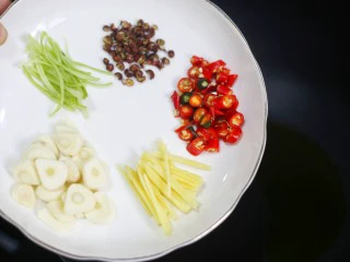 低脂爽脆开胃下饭的腌黄瓜条,倒入配料。