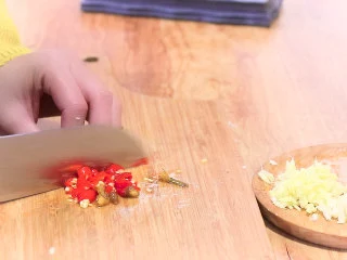 最开胃的下饭菜毛豆炒肉末,泡椒切碎,泡椒的量可根据个人口味增减。