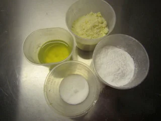 法式甜点马卡龙,材料:杏仁粉100克 TPT(50%杏仁粉+50%精制糖粉) 糖粉30克 蛋白40克 砂糖 20克