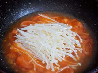 番茄金针菇肥牛,大火烧开放入金针菇煮3分钟