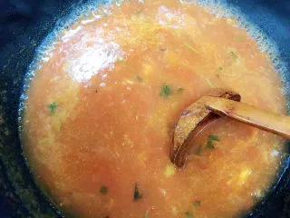 番茄金针菇汤,倒入500ml水，大火煮开。