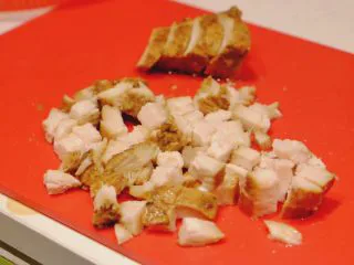 秘制异国风味鸡胸肉腌料&绝佳搭配 （减肥必备）,煎洋葱时 将鸡肉切丁 越小越好 