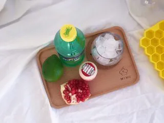 百变水果:粉红气泡水,食材准备: 石榴100克 雪碧100克 养乐多1瓶 柠檬1个 冰块适量