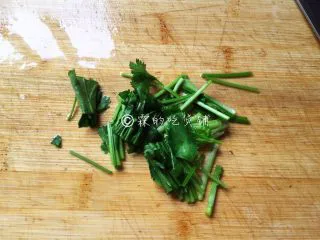 素炒山药 春的山药 清脆又爽口,有香菜的话，可以准备一些，或者小葱也可以，如果都没有那不放也无所谓，毕竟放这个绿色就是为了增加点色彩。