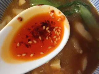 简易版陕西小吃烩麻食,盛出,放入一勺陕西油泼辣子就可以了