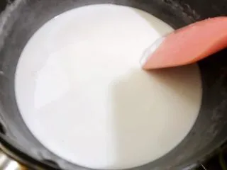 广式小吃——香甜Q弹伦教糕,马上离火,继续搅拌2到3分钟 有结块的可以压散搅开