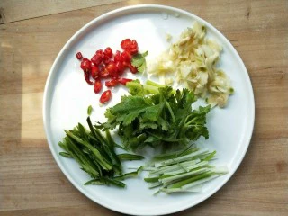 香辣下饭菜～客家小炒鱼干,姜切丝，蒜切末，葱切丝，干辣椒切碎，小米辣切丁，青椒(红椒)切细丝，香菜切段。(当然如果你不能接受太辣，可以不要小米辣也可以不要辣椒干，毕竟每个人的嗜辣程度不一样)