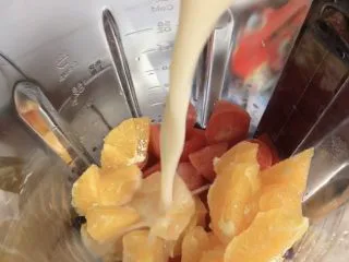 维生素能量特饮（清肠排毒）,再放入一些乳酸菌饮料。