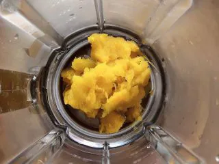 贝贝南瓜坚果饮,将南瓜肉放入破壁机中。