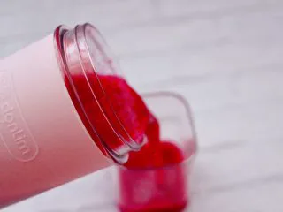 火龙果小番茄蜂蜜果汁,颜值爆棚又营养丰富的火龙果小番茄蜂蜜果汁就榨好了，倒入杯子里就可以享用了。