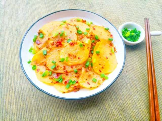 爽口酸辣土豆片,出锅盛盘，撒上葱花即可。