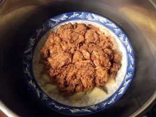 四川乐山名小吃—粉蒸肉卡饼,均匀摆上粉蒸肉放入高压锅,上汽后压20分钟即可。