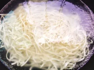 地方小吃+上海葱油拌面,后放入面条煮熟