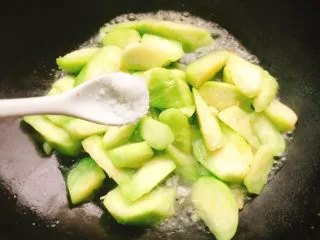 家常菜+丝瓜炒蛋,慢慢收汁后加盐