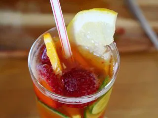 英式水果鸡尾酒Pimm's,11.再放入1片柠檬入杯中。