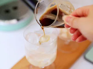 蜜桃气泡冰咖啡,加入咖啡