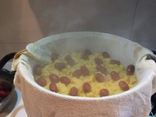 新文美食 北京特色小吃蒸年糕,撒上一层大枣。