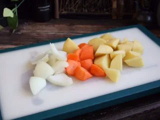 百变水果 新奥尔良风味雪梨烤鸡,将洋葱、胡萝卜、土豆也切成块。