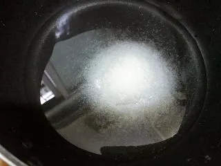 广式小吃——钵仔糕,奶锅里加入白糖和剩下的110克水