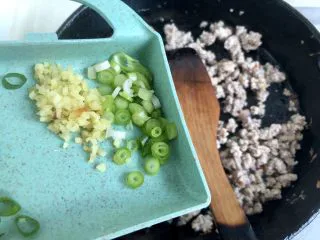 土豆的101种吃法➕火山肉末土豆泥,肉末炒到发白出油,加入葱白姜末煸香