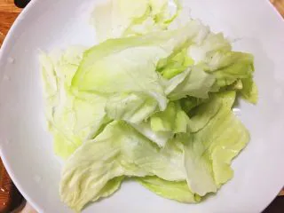 台灣傳統小吃 - 白菜滷,洗淨後的白菜用手撕成片狀