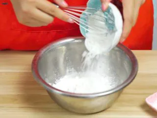 必吃的广东小吃——广州肠粉,倒入澄粉