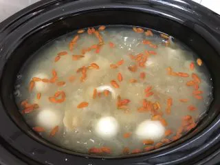 花胶莲子银耳糖水,再煮20分钟就可以了! 因为这个糖水煮的时间比较长,枸杞太早放会煮得过烂,不好看!所以我觉得出锅前煮一二十分钟就行了! 喜欢红枣的也可以加几颗一起煮哟!