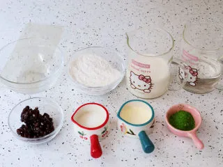 抹茶奶冻白玉丸子,先用筷子搅成絮状,再揉成光滑的面团,再搓成小丸子 3、锅中注入清水烧开,放入小丸子,煮至小丸子浮在表面,捞出过凉水备用 4、从冰箱取出抹茶奶冻,脱模切成小块,再将小丸子控干水分放入碗中,加入蜜红豆、抹茶奶冻、再倒入牛奶即可享受美食了