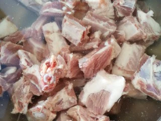 十味 红烧排骨,排骨洗干净凉水下锅水开捞出沥干水分备用。