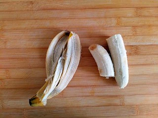 风情花生酱香蕉丸子,香蕉去皮