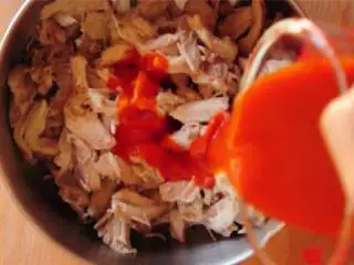 三种芝士布法罗风味鸡肉玉米脆饼,烤箱预热至175摄氏度。