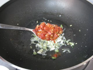 三丝茄子：香辣过瘾的潇湘风味下饭菜,锅中留适量油，放入葱姜蒜末，蒜蓉剁椒爆香。