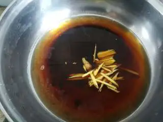 家乡小吃——姜汁红糖豆花,锅内加入适量的红糖和姜丝大火煮开红转中火继续煮3-5分钟