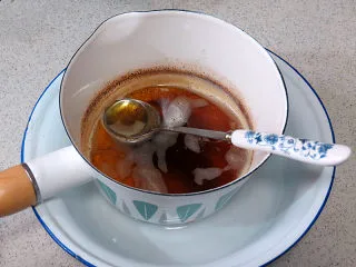 醇厚风味的咖啡百利甜费南雪,把锅放入凉水锅内降温。一定要及时降温，不能过度焦化了