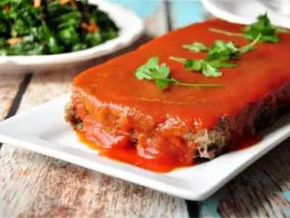 经典肉饼配羽衣甘蓝,放入新鲜羽衣甘蓝 和迷你胡萝卜 ,翻炒2-3分钟;盖上锅盖焖煮2分钟。