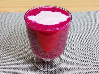 梦幻火龙果酸奶杯,酸奶与火龙果泥不溶解在一起，需要用勺做搅拌，梦幻效果就出来了。