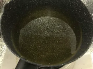 潮汕甜点简单做,反沙芋头,中小火,奶锅倒入油,奶锅小油深,用来炸东西非常合适。