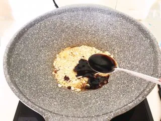 超级下饭菜 油焖尖椒,加入2勺生抽