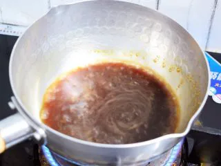 自制脏脏珍珠奶茶奶盖,锅中放入红糖和清水，大火煮至红糖融化，煮沸时关火