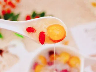 金燕耳金桔桂圆羹,美美滴喝上一口,满满的胶原蛋白,平民百姓的燕窝,滋润皮肤水嫩嫩,疫情期间多喝能提高免疫力哟。